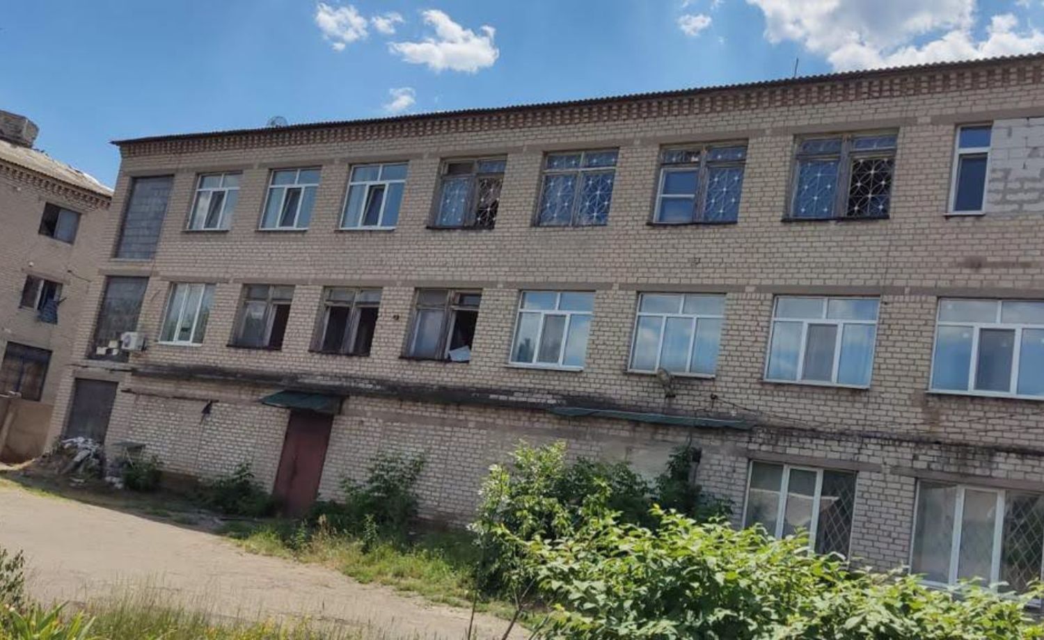 Центр обслуговування платників на Донеччині пошкоджено ворожим обстрілом, але роботу не зупинено