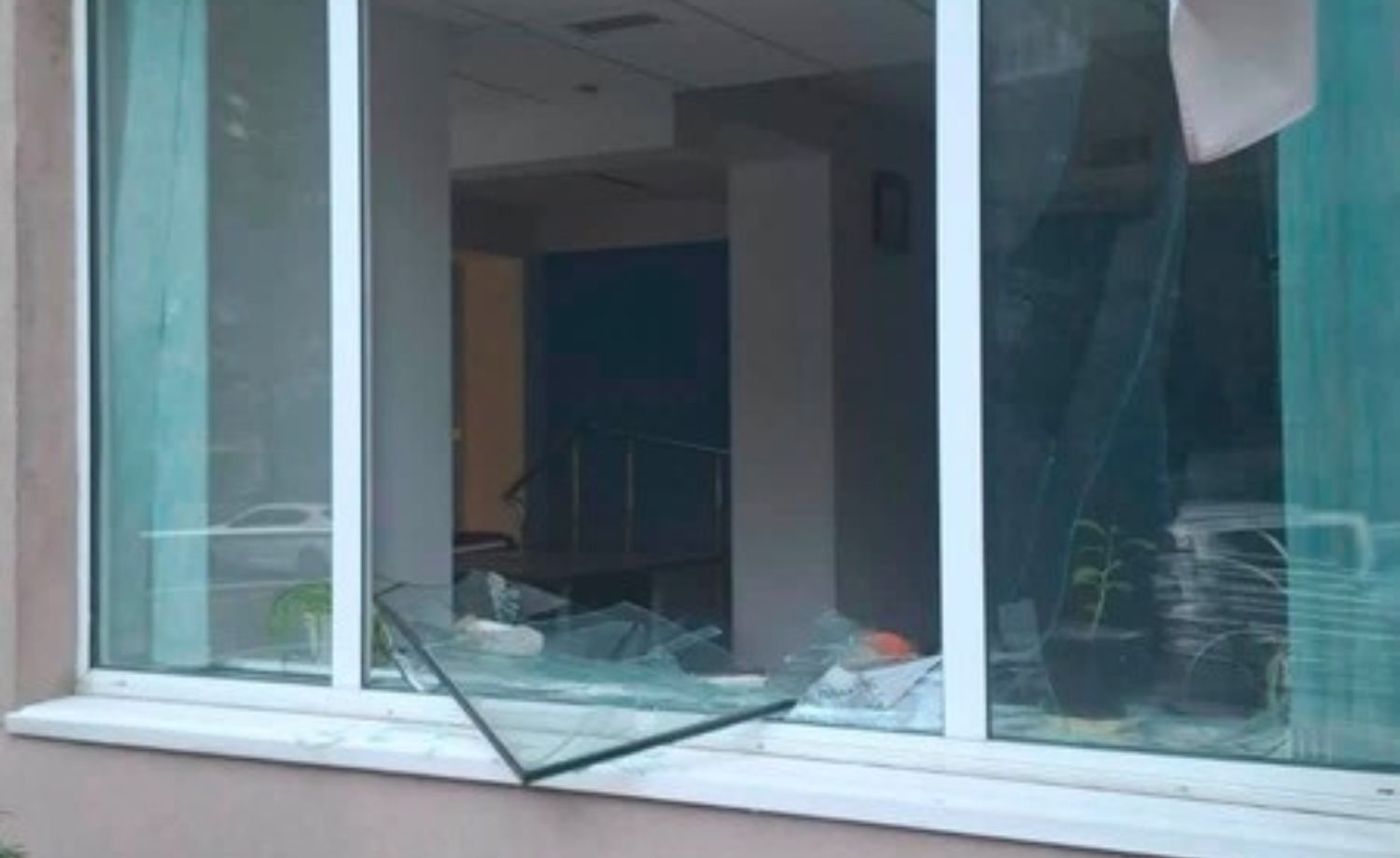 Під час ворожої атаки пошкоджена одна з адмінбудівель податкової Києва