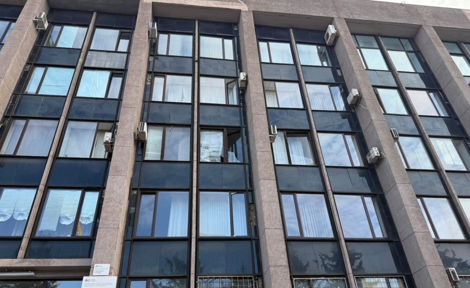 Внаслідок ворожої атаки пошкоджено приміщення податкової у Кривому Розі