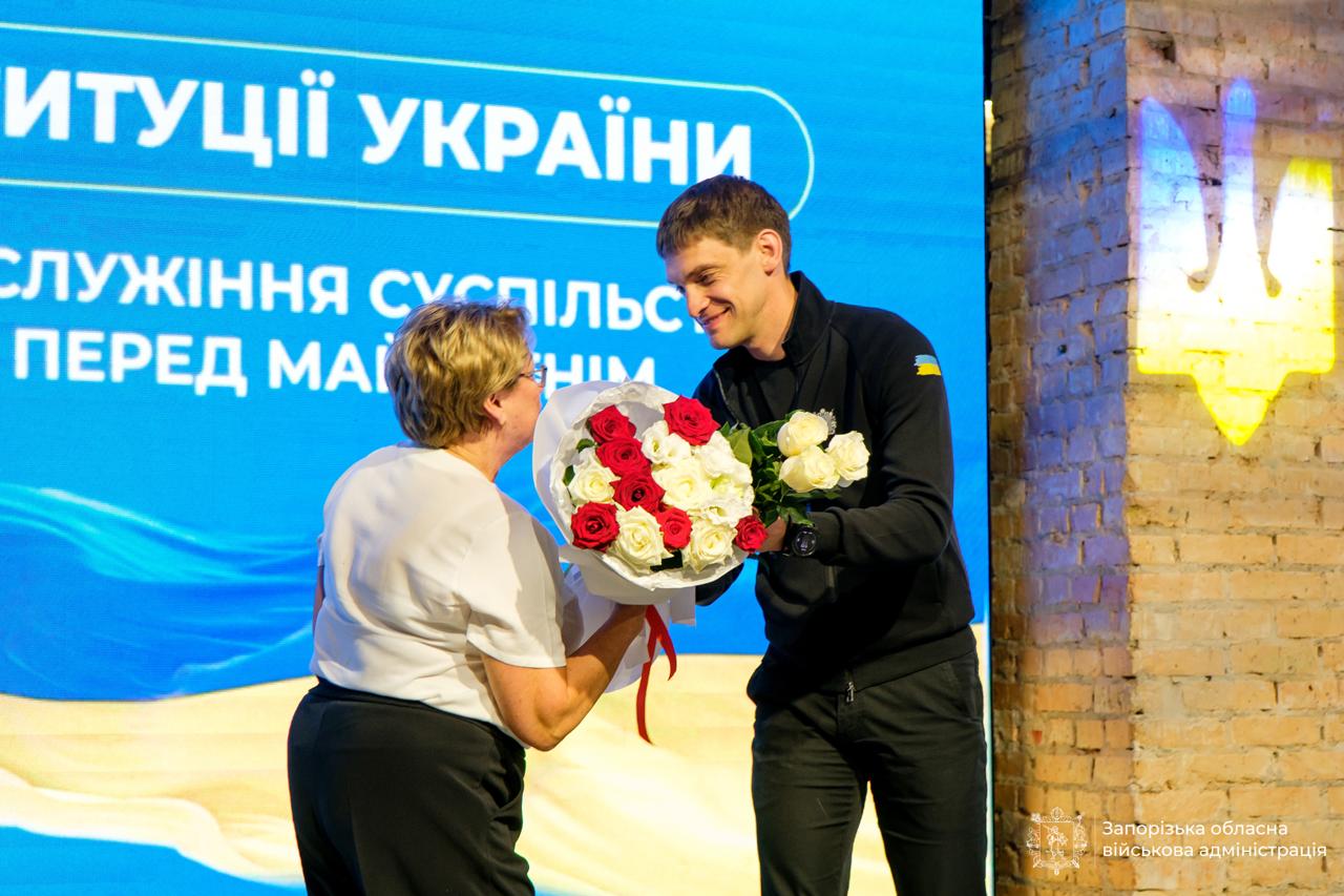 Незламний тил: у Запоріжжі відзначили 30-річчя Конституції України. Фото № 6/5