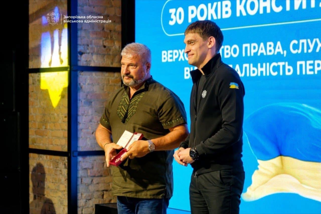 Незламний тил: у Запоріжжі відзначили 30-річчя Конституції України. Фото № 7/6