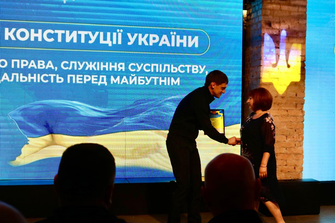 Незламний тил: у Запоріжжі відзначили 30-річчя Конституції України. Фото № 8/7