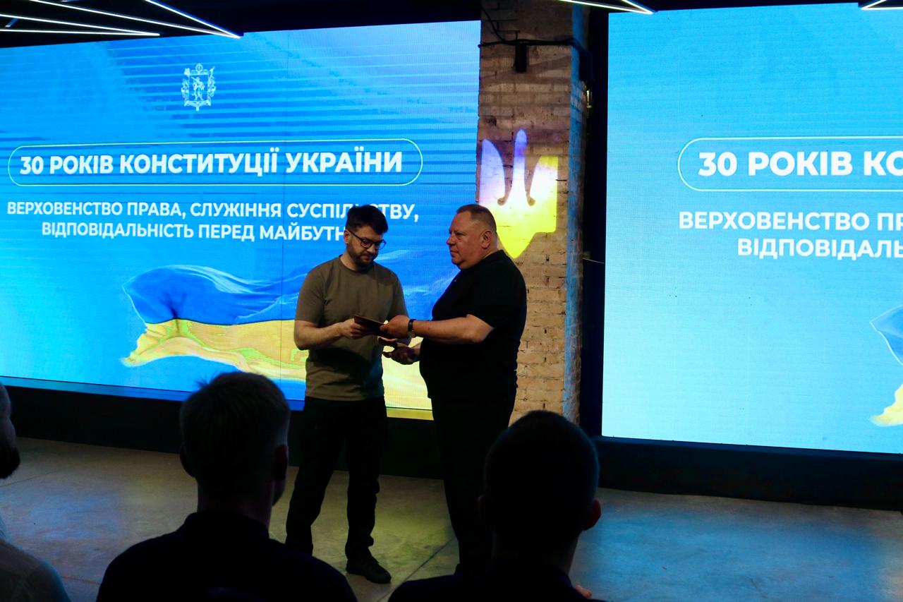 Незламний тил: у Запоріжжі відзначили 30-річчя Конституції України. Фото № 9/8